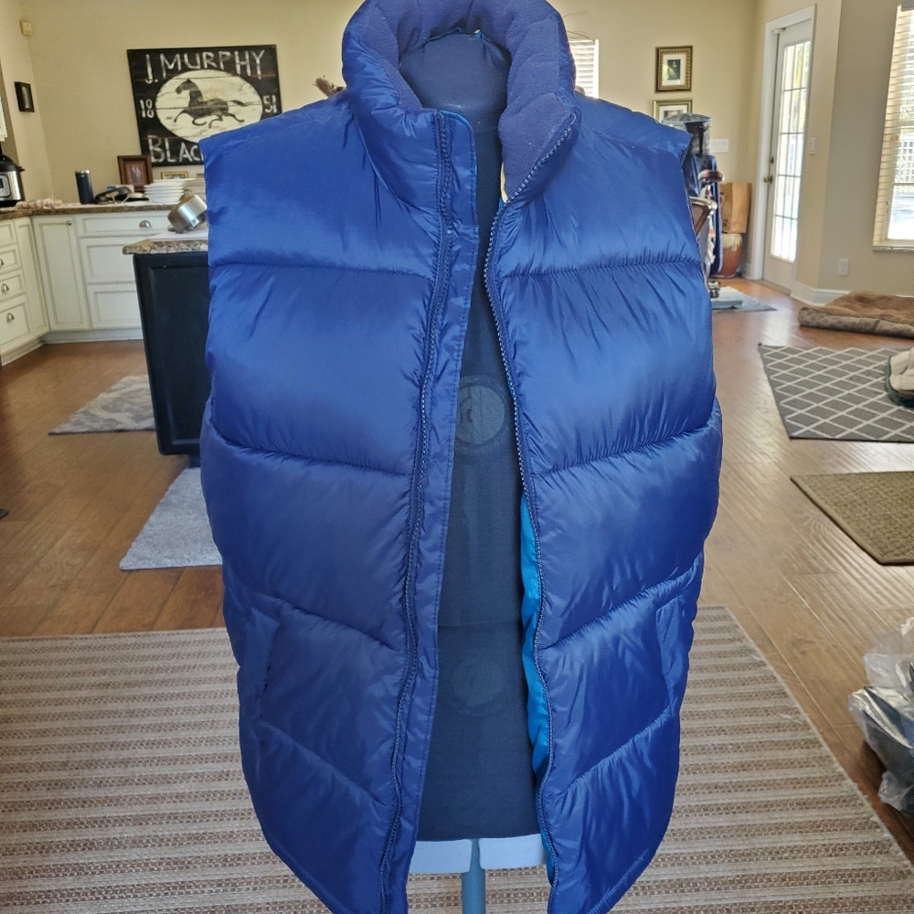 Men's Old Navy puffer vest in navy.